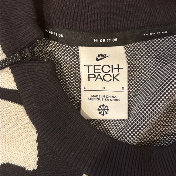 Nike Tech Pack Crewneck Sweater - Picture 3 of 3